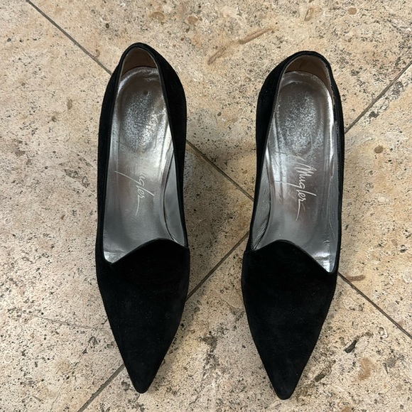 Black suede pumps - Picture 1 of 3